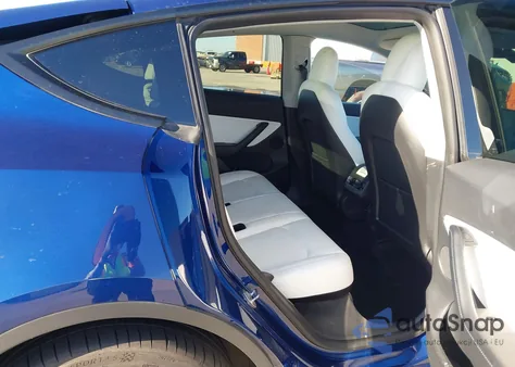 2022 Tesla Model Y Long Range Dual Motor All-Wheel Drive z USA, uszkodzony, nr VIN 7SAYGDEE4NF313705